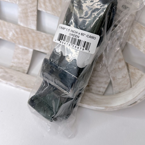 New in package Lug replacement adjustable crossbody strap in camo green - Picture 2 of 2